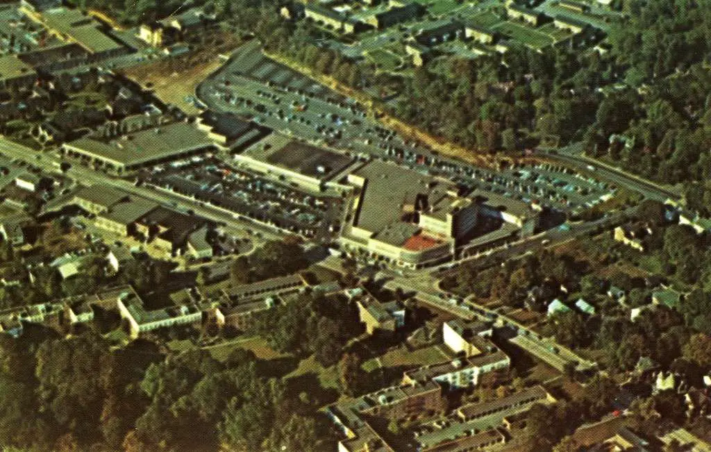 Postcard showing Stamford's Ridgeway Center