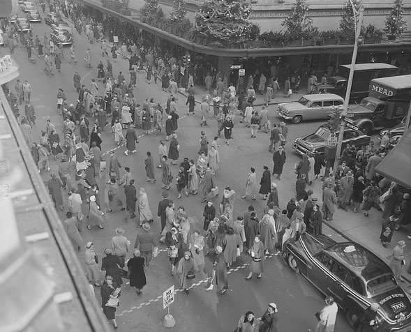 Downtown Crossing pre-1956. Photo courtesy Boston Public Library, Leslie Jones Collection.