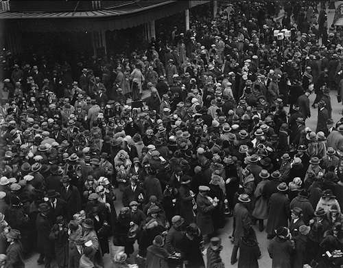 Christmas crowds at Downtown Crossing, date unknown. Photo courtesy Boston Public Library, Leslie Jones Collection.
