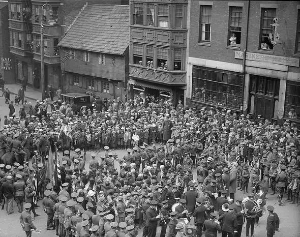 Crowd in front of the Paul Revere House, 1921