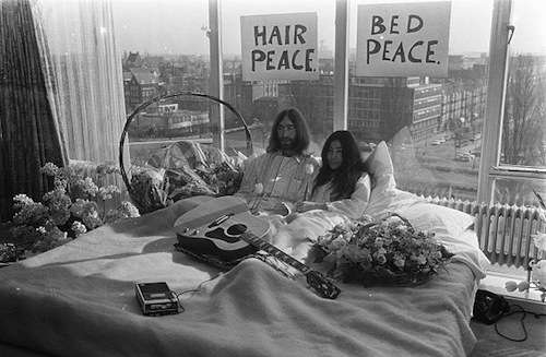 Bed-In for Peace, Amsterdam 1969, John Lennon & Yoko Ono, by Nationaal Archief, Den Haag, Rijksfotoarchief: Fotocollectie Algemeen Nederlands Fotopersbureau 