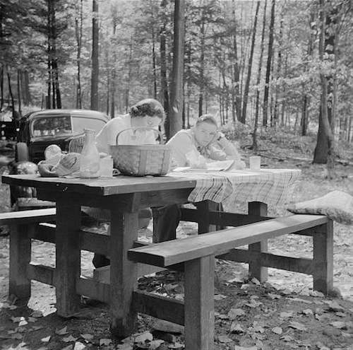 Sunday picnickers. Photo courtesy Library of Congress. 