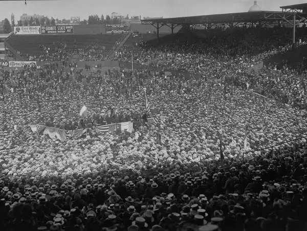 Rally Time at Fenway Park editorial image. Image of fenway - 117102880