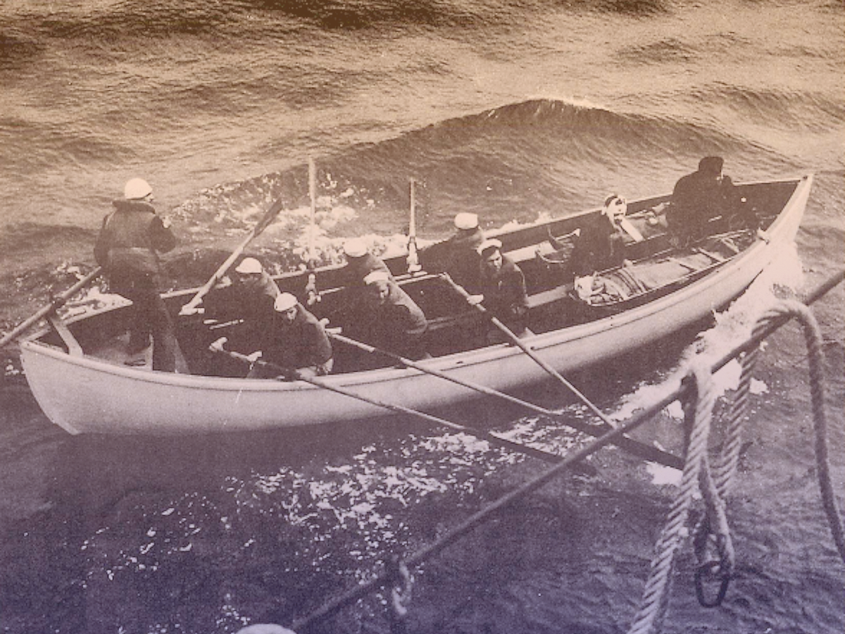 Remains found on Nantucket could be old shipwreck - CBS Boston