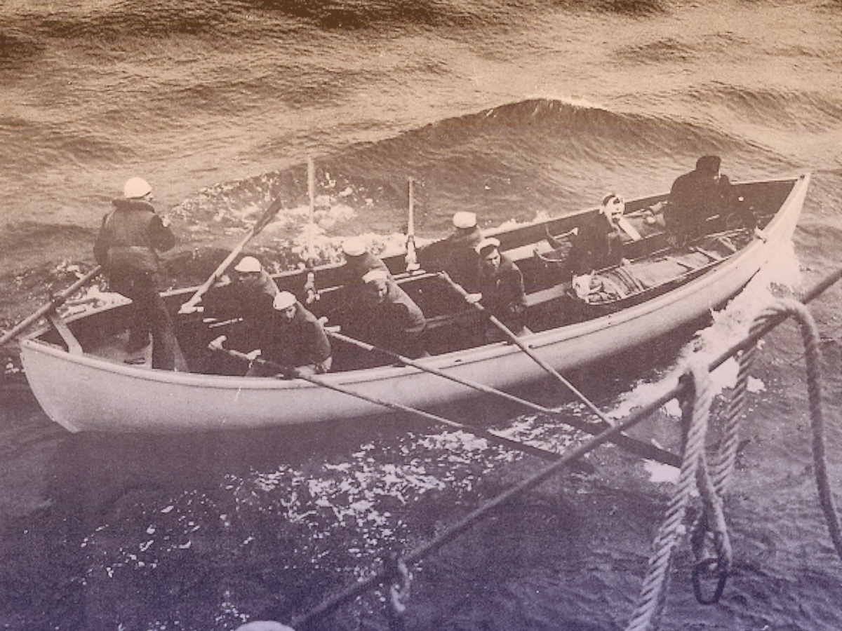 Nov. 11, 1954 - Eight trapped in wrecked Lightship. Man Stands on